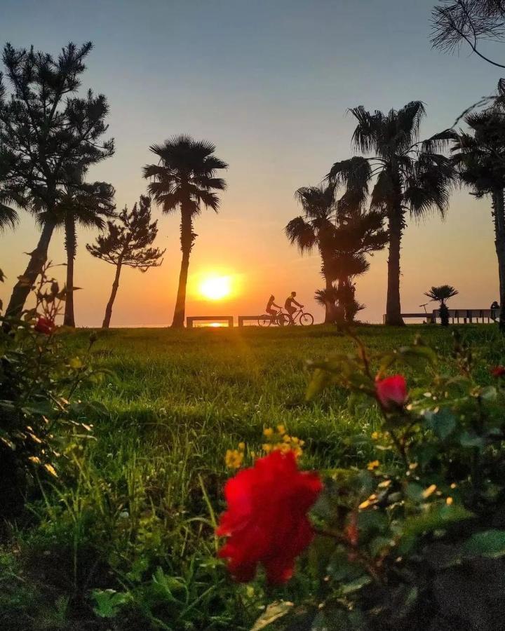 Orbi City Sea View - Special Category Aparthotel Batumi Bagian luar foto